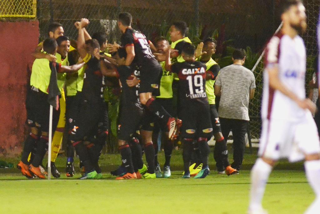 Jogadores do Vitória comemoram o gol do triunfo sobre o Paraná, no Barradão. | ROMILDO DE JESUS/ESTADÃO CONTEÚDO