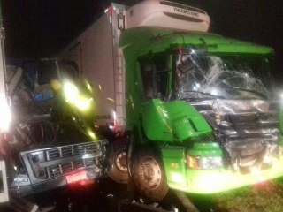 Engavetamento de caminhões foi causado por fumaça de queimada na beira da estrada. | PRF PR/Divulgação