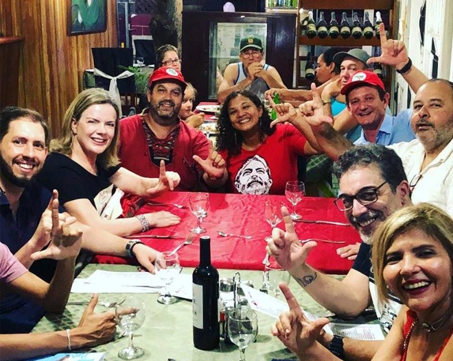 Gleisi (de camiseta preta) jantando no bairro operário Marianao, em Havana. | Reprodução/Instagram