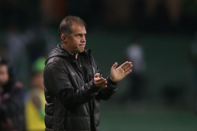 Técnico Eduardo Baptista ainda busca a primeira vitória do Coritiba como visitante na Série B | Albari Rosa/Gazeta do Povo
