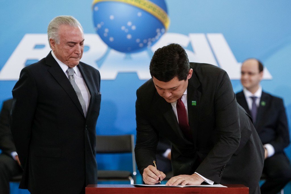 Ao lado de Temer, Helton Yomura toma posse como ministro do trabalho. Ele foi afastado do cargo nesta quinta-feira pelo STF.