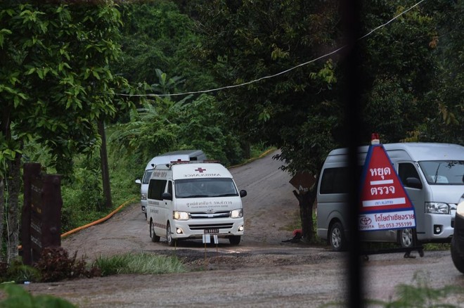 Ambulância transporte menino socorrido de caverna na Tailândia. | YE AUNG THU/AFP