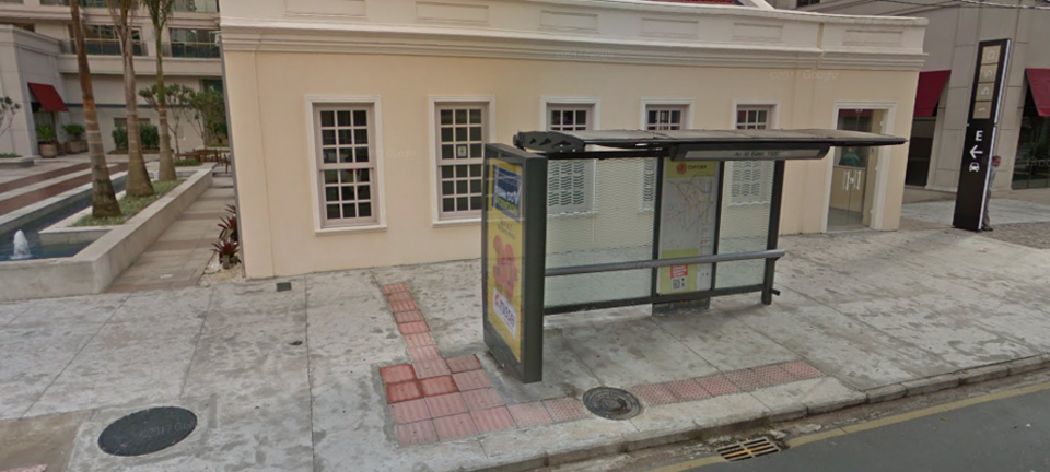 Vítimas estavam na calçada, próximo a um ponto de ônibus na hora do acidente | Reprodução/Google