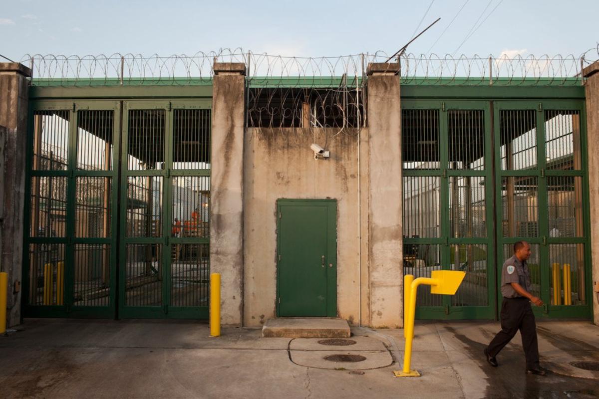 Fachada da prisão de Nova Orleans, no Sul dos EUA. | William Widmer/NYT