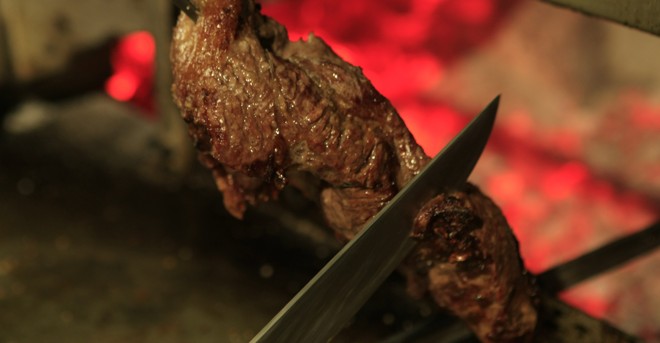 Carne sangrando é um mito: carne mal passada é vermelha porque contém uma proteína chamada mioglobina, um pigmento natural do músculo. | Antonio Costa/Gazeta do Povo