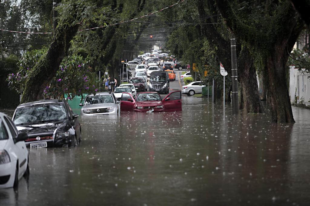 Bairro Alto da XV foi um dos mais atingidos pelas enchentes no começo do ano: obra no bairro promete amenizar o efeito da chuva. | Albari Rosa / Gazeta do Povo/Arquivo