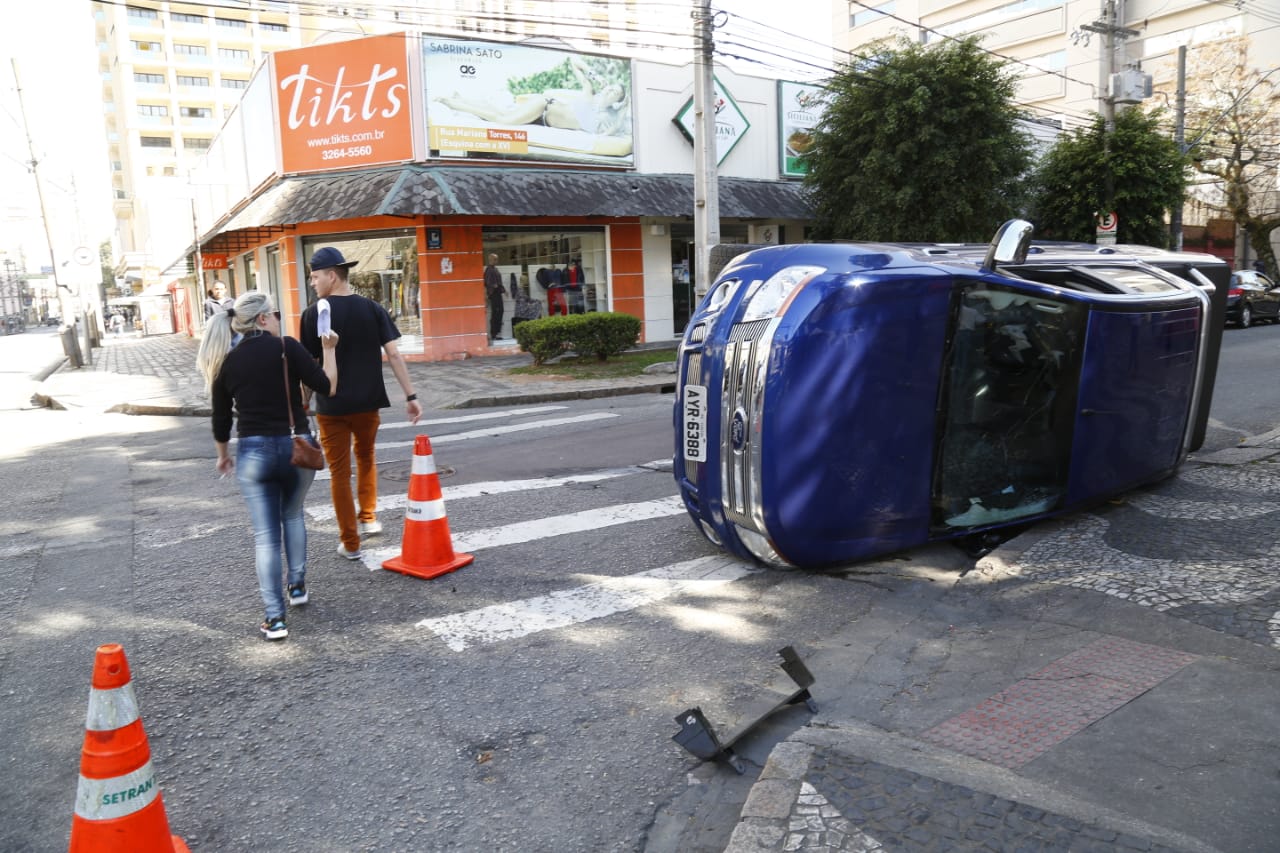 Carro ficou capotado no cruzamento das ruas XV de Novembro e Dr. Faivre, no Centro. | Aniele Nascimento/Gazeta do Povo