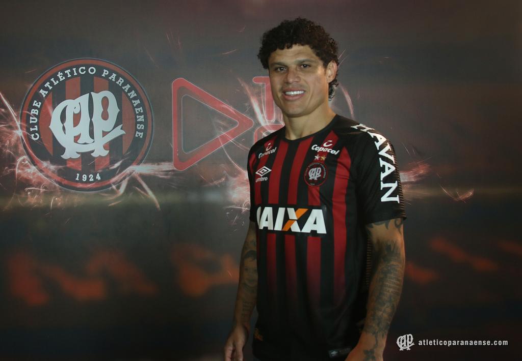 Márcio Azevedo posa com a camisa do Atlético no site oficial do clube. | Atlético/Divulgação