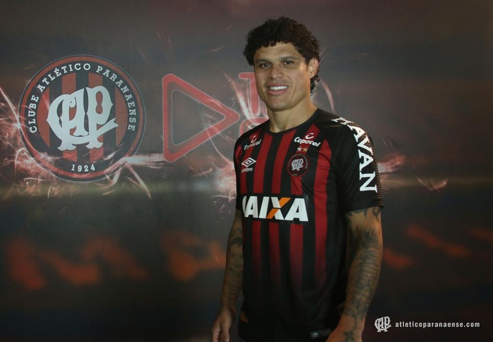 Márcio Azevedo posa com a camisa do Atlético no site oficial do clube. | Atlético/Divulgação