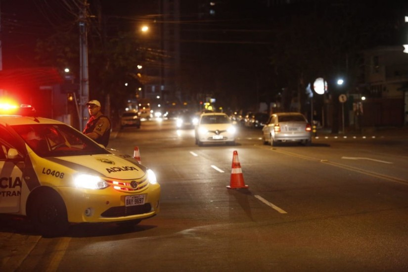 Acidente foi em esquina complicada no bairro Cabral, em Curitiba. | Lineu Filho/Tribuna do Paraná
