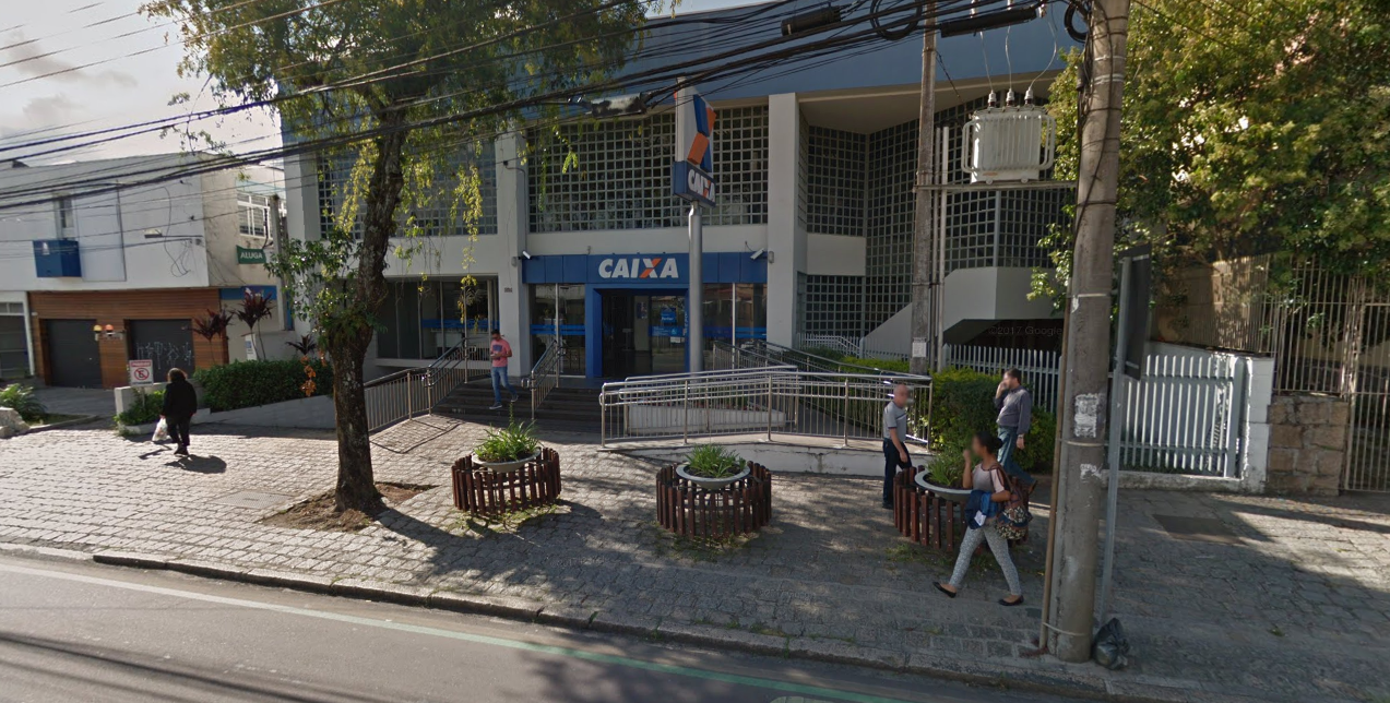 Idosa foi a uma agência da Caixa no Alto da XV, em Curitiba | Reprodução/Google