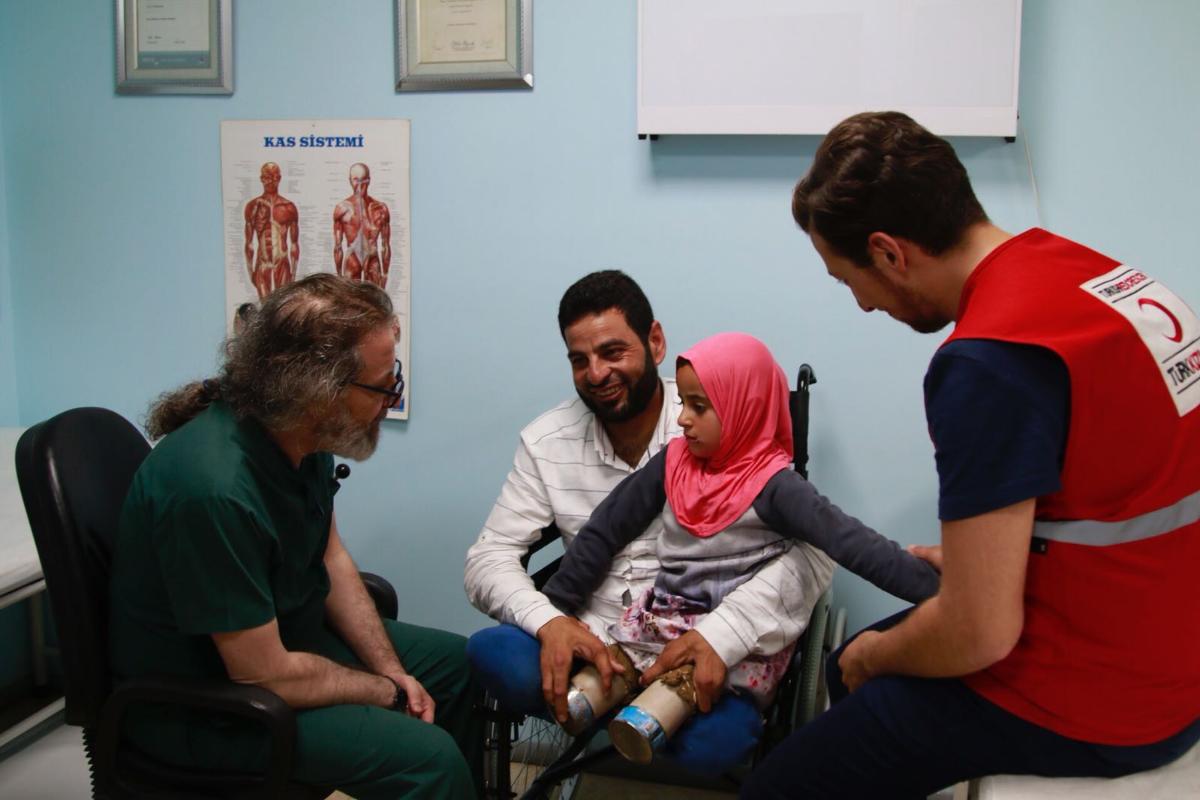 Maya, 8 anos, recebe tratamento médico em Istambul, Turquia | Turkish Red Crescent