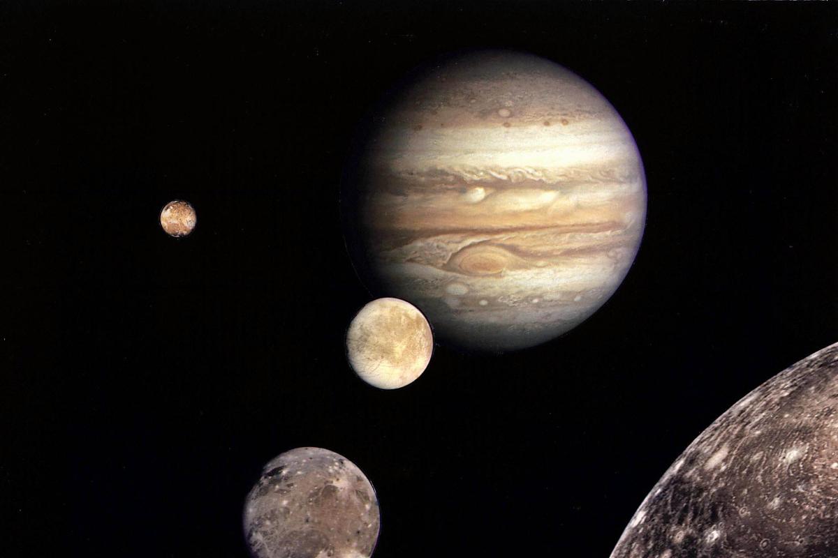 Júpiter e quatro de suas luas com tamanho de planetas, chamadas Luas de Galileu, fotografadas em 1979 pela Voyager 1 e editadas nesta colagem. | NASANASA