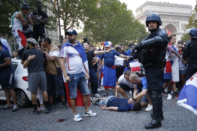 Torcedor ferido em comemoração em Paris. | CHARLY TRIBALLEAU/AFP