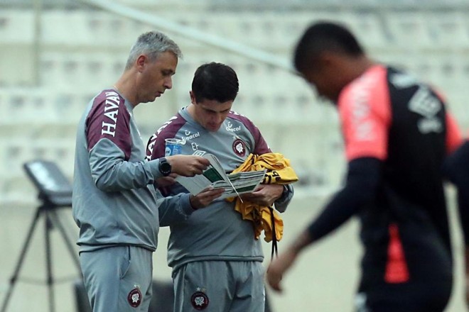 O técnico Tiago Nunes terá muito trabalho para recuperar o Atlético no Brasileirão: time está na zona de rebaixamento. | Albari Rosa/Gazeta do Povo