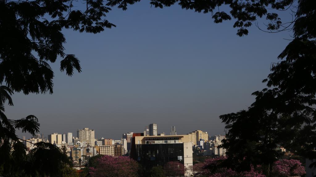Com o tempo seco, quem olhar para o horizonte consegue enxergar a faixa de poluição | Aniele Nascimento/Gazeta do Povo