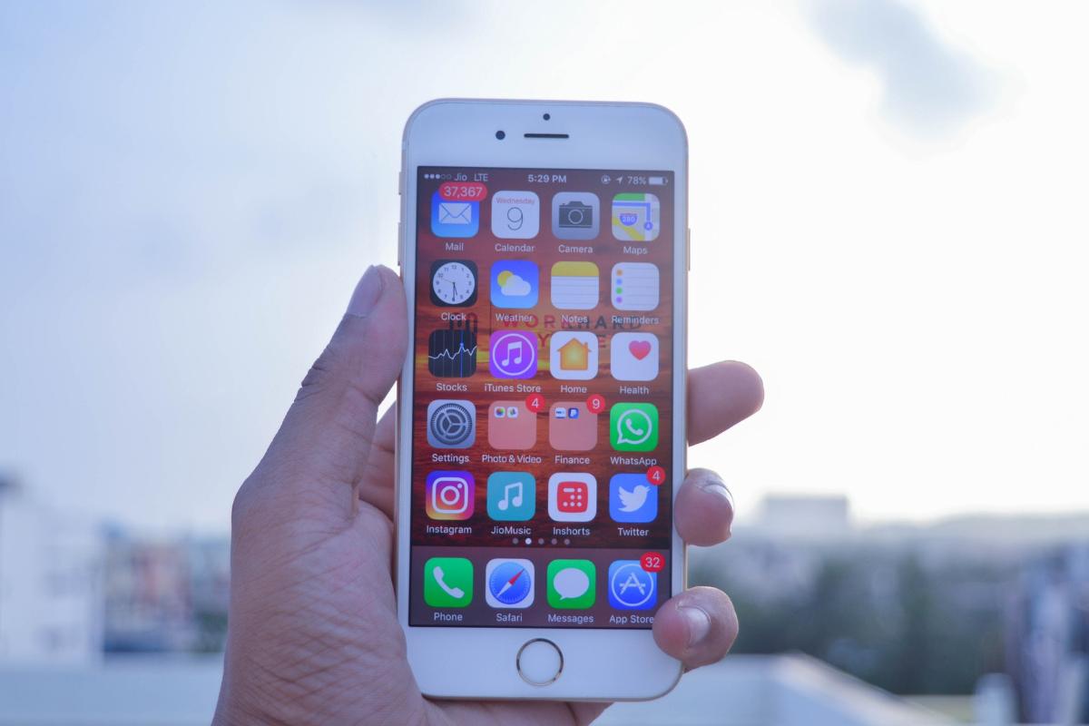 Homem segura um iPhone com a tela ligada. | Dibyajyoti Kabi/
Pexels