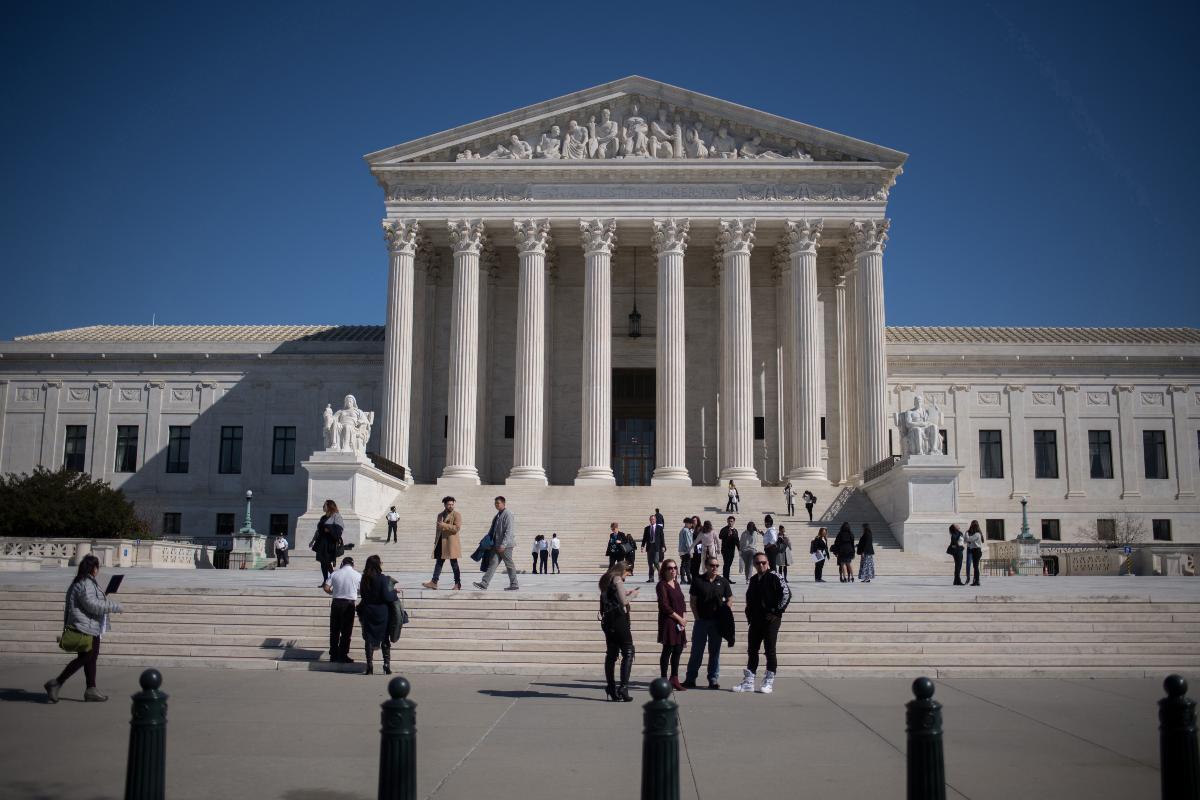 Visitantes do lado de fora da Suprema Corte dos EUA, em Washington, em 27 de fevereiro de 2018. | Ron Antonelli/Bloomberg