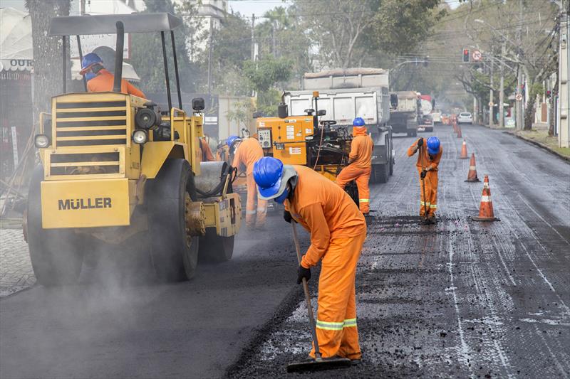 Recapeamento na Rua Padre Germano Mayer, no bairro Cristo Rei. | Valdecir Galor/SMCS