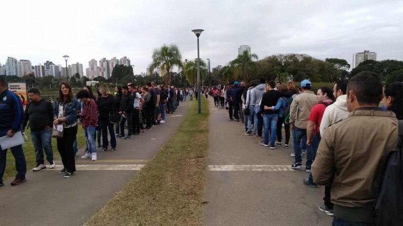 Fila na entrada na feira de empregos no Expo Renault Barigui na manhã deste sábado (21) | Rafael Maia/Tribuna do Paraná