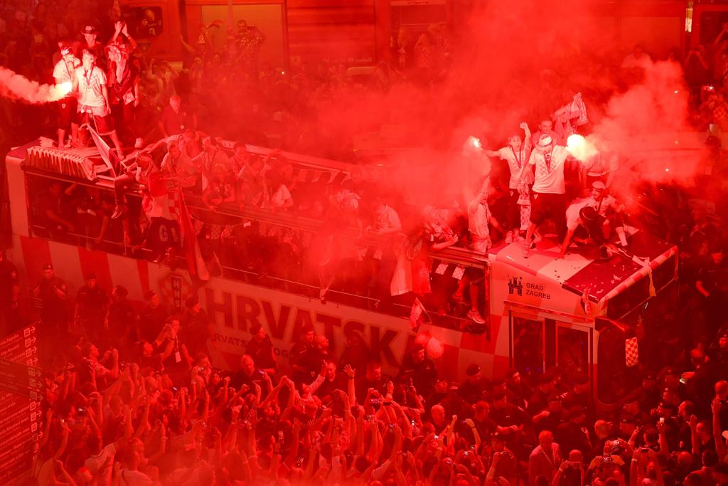Jogadores da Croácia desfilam pelas ruas de Zagreb saudados por milhares de pessoas. | ANDREJ ISAKOVIC/AFP