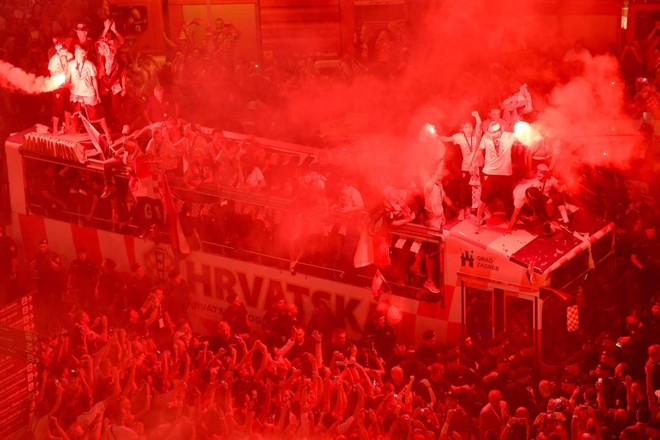 Jogadores da Croácia desfilam pelas ruas de Zagreb saudados por milhares de pessoas. | ANDREJ ISAKOVIC/AFP