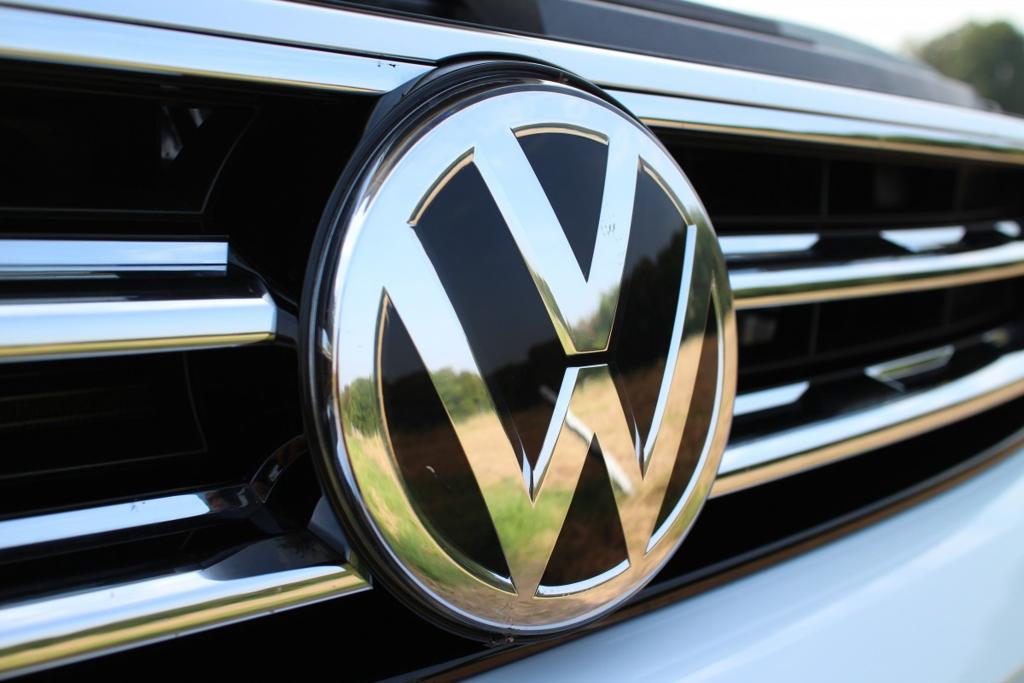 Logo da Volkswagen na grade frontal de um carro. | /Pxhere