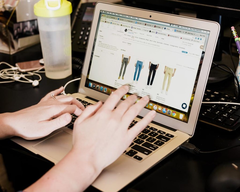 Um estilista preenche uma ordem de compra na Trunk Club em Chicago. | WHITTEN SABBATINI /NYT