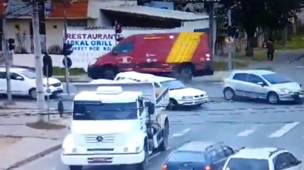 Ambulância andou sobe duas rodas | /Colaboração