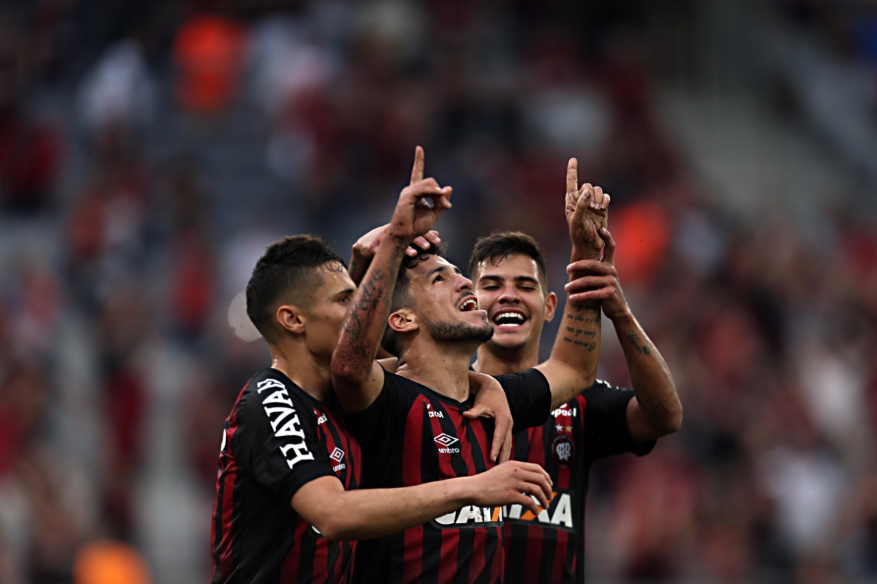 Jogadores do Atlético comemoram o gol de Marcinho (meio) na Arena da Baixada | Albari Rosa / Gazeta do Povo