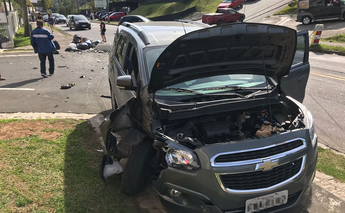Carro ficou parcialmente destruído com a pancada | Reprodução/Setran