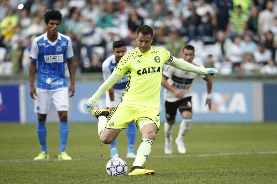 O goleiro Wilson cobra o pênalti que resultou no segundo gol do Coritiba. | Felipe Rosa/Gazeta do Povo