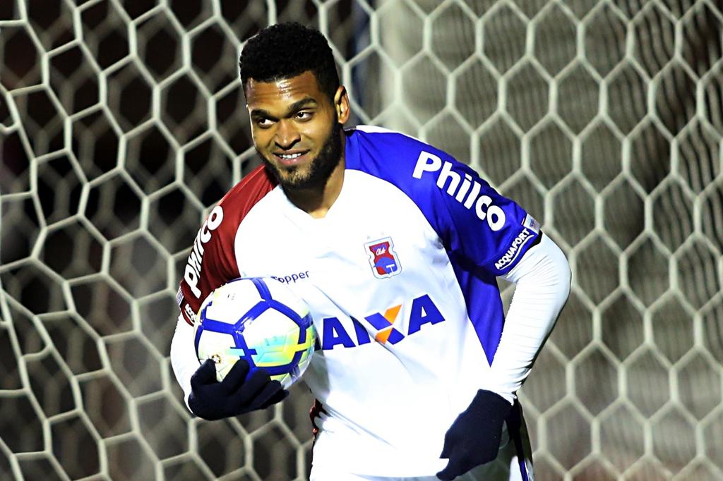 O atacante Thiago Santos entrou no segundo tempo e deixou o dele na rede do goleiro uruguaio. | Albari Rosa/Gazeta do Povo