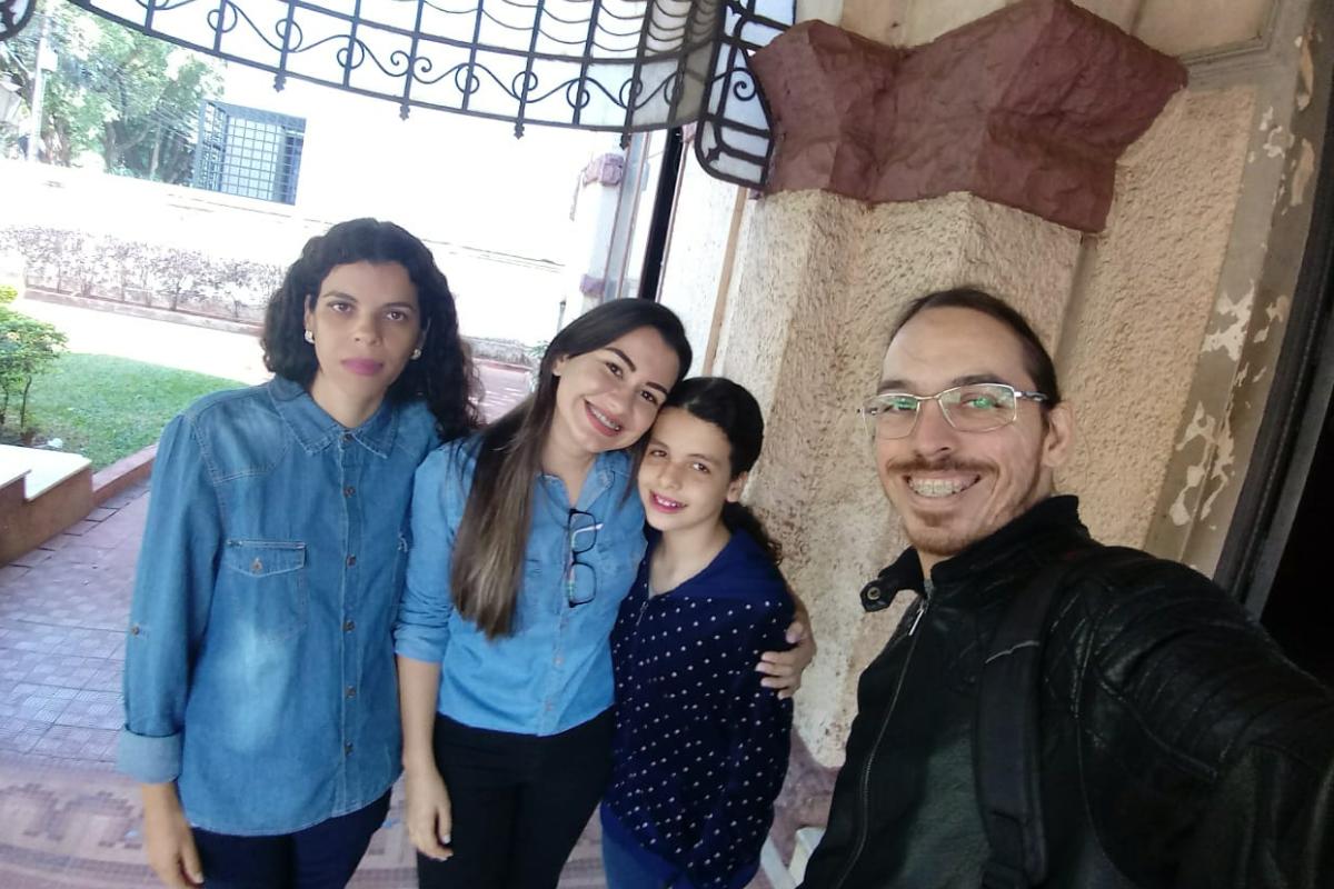 O professor Lucas, Kérima, Isabela e sua mãe. | Arquivo Pessoal.