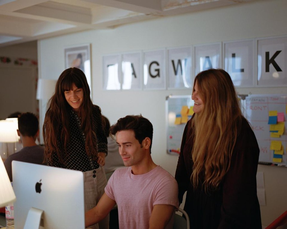 Alexandra Van Houtte (direita) com funcionários do Tagwalk, no escritório da startup em Paris. | MAXIME LA/NYT