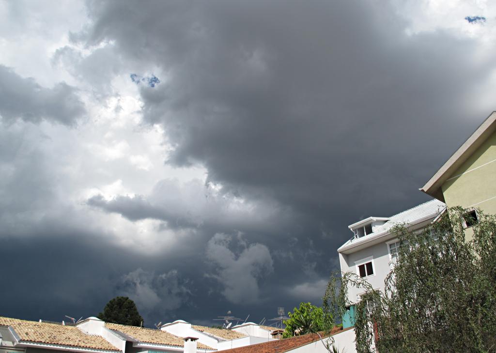 Chuva leve deve atingir Curitiba e outras cidades do Paraná ainda nesta segunda-feira | Aniele Nascimento/Gazeta do Povo