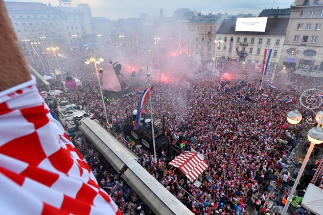 As comemorações com o time vice-campeão mundial foram concentradas na Praça Bana Jelacica, em Zagreb. | ANDREJ ISAKOVIC/AFP