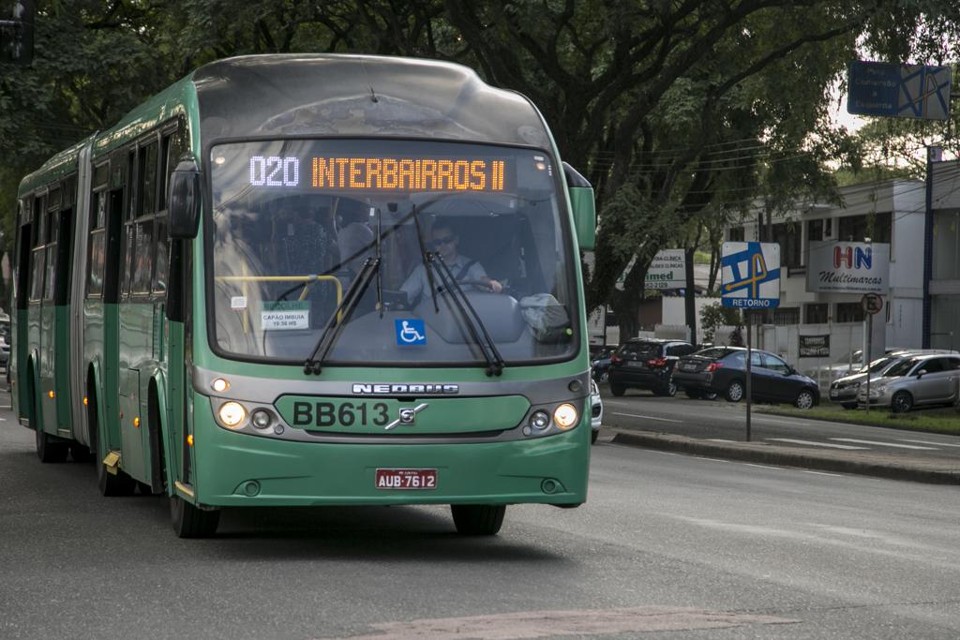 Cinco dos 14 ônibus novos vão circular nas linhas Interbairros. | Marcelo Andrade/Gazeta do Povo