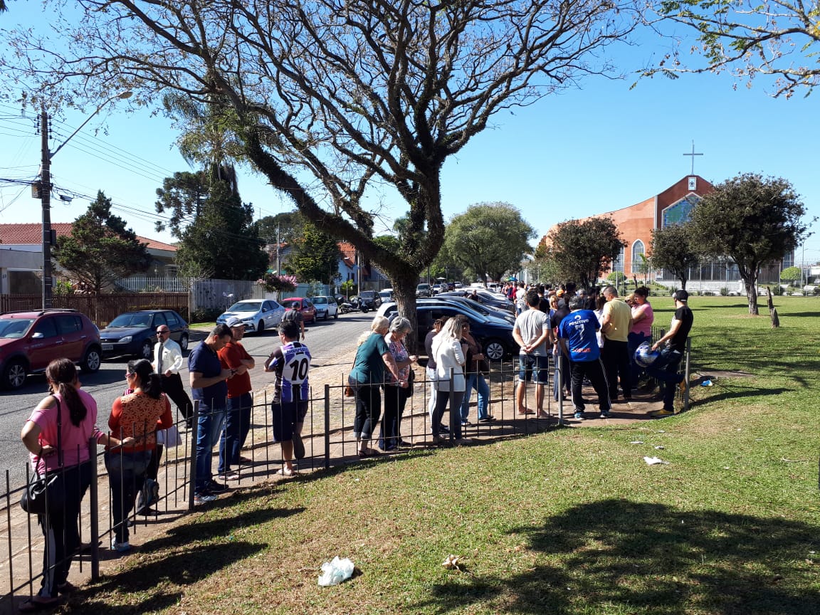 As filas chegaram a contornar o Santuário Nossa Senhora de Lourdes nesta manhã | Raquel Derevecki/Gazeta do Povo