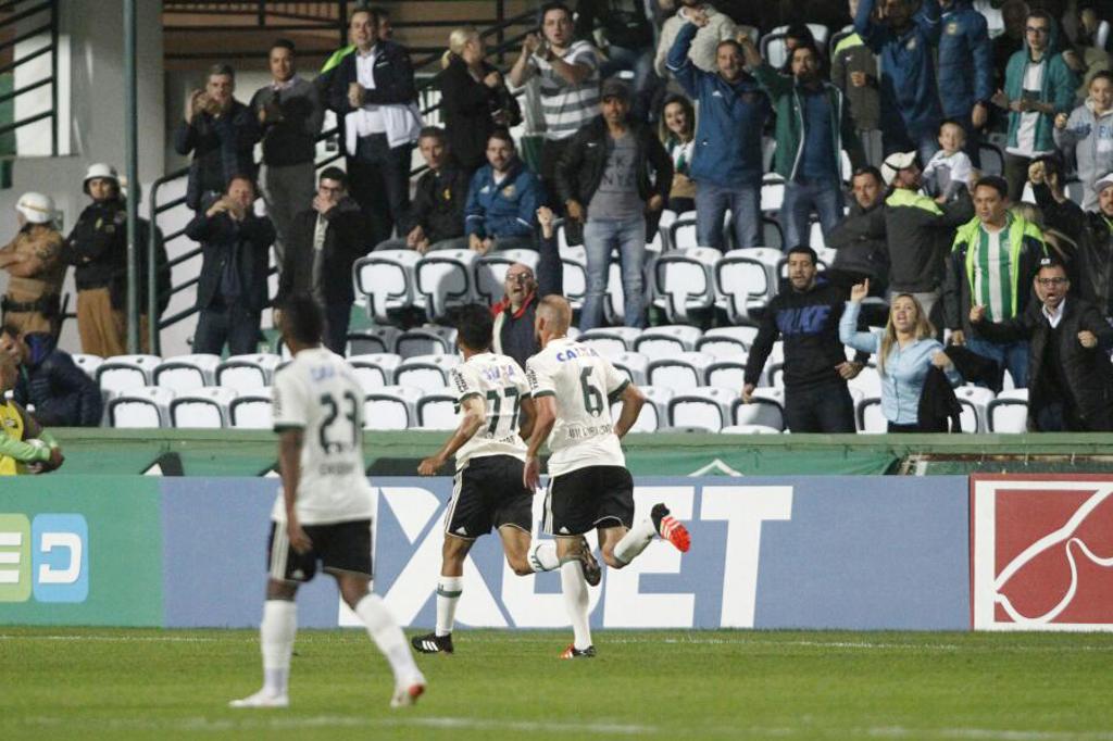 Guilherme Parede comanda a comemoração alviverde no Couto Pereira. | Felipe Rosa/Tribuna do Paraná