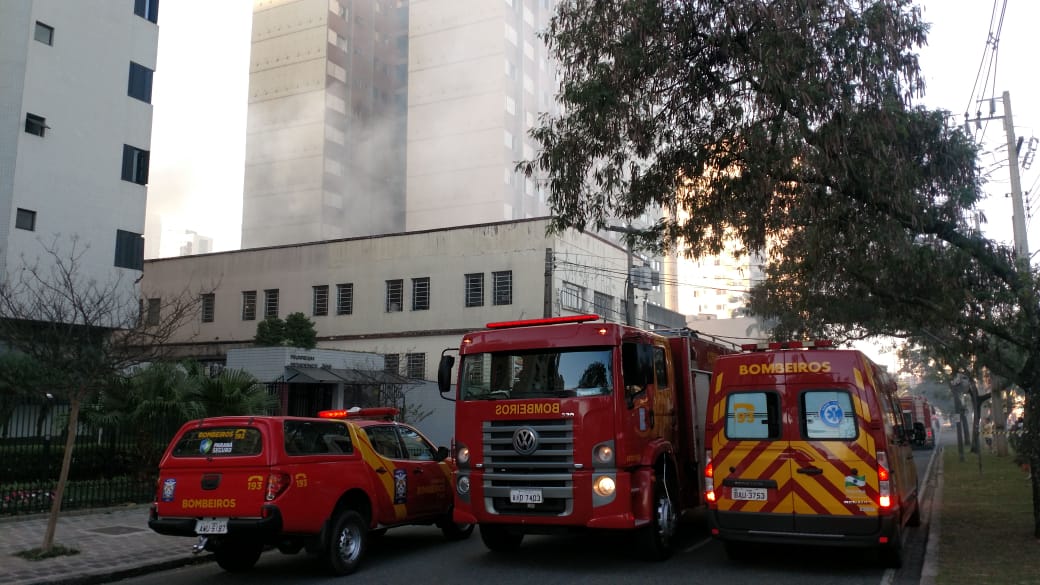 Caminhão do Corpo de Bombeiros na ocorrência na Avenida Silva Jardim. | Durval Ramos/Gazeta do Povo