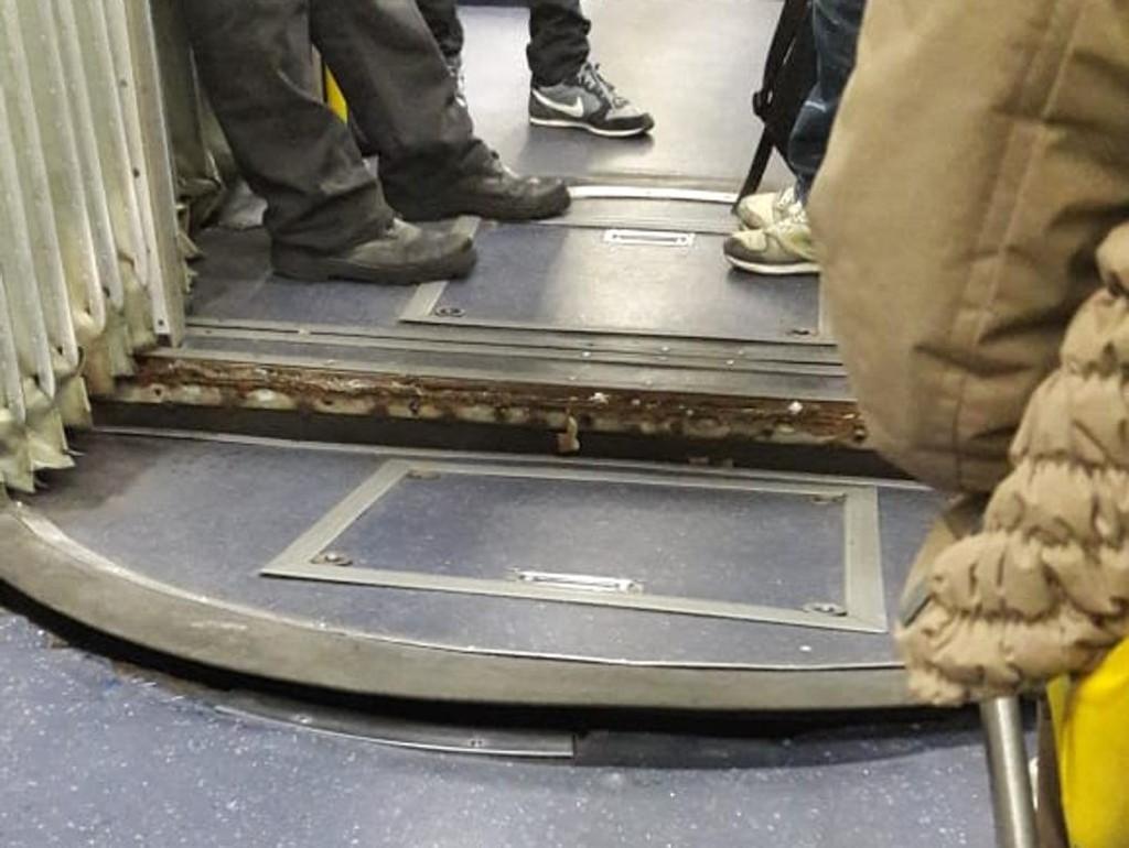 Parte do ônibus cedeu durante a viagem terça-feira | Lohane Ferraz/Colaboração