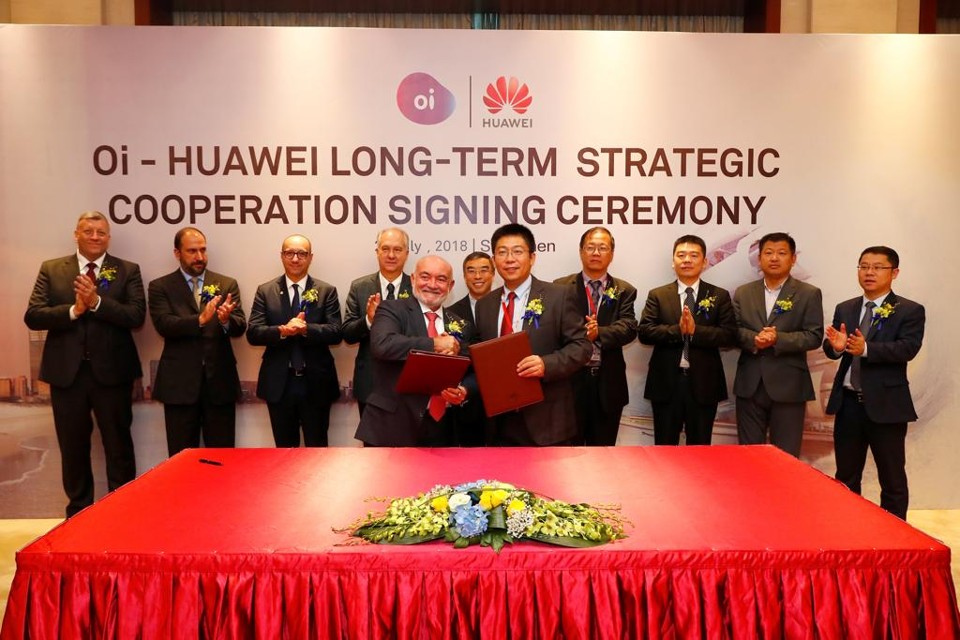 O presidente da Oi, Eurico Teles, e o presidente da Huawei Brasil, Yao Wei, assinam contrato de parceria durante evento na China | Oi/Divulgação