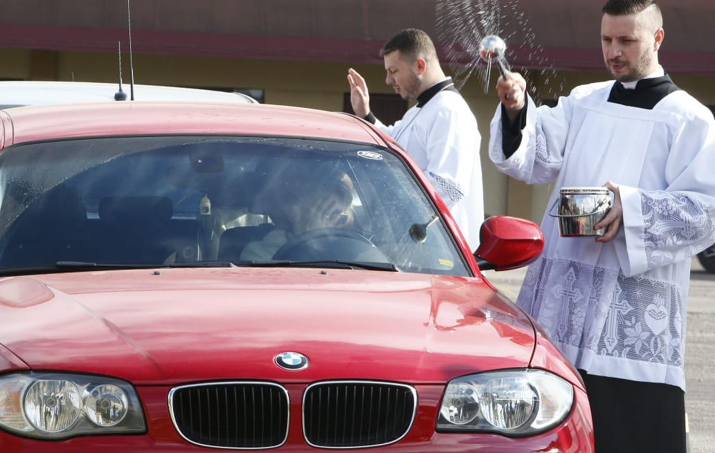 Carro recebe bênção na paróquia Imaculada Conceição, no bairro Guabirotuba, em Curitiba. | Aniele Nascimento/Gazeta do Povo
