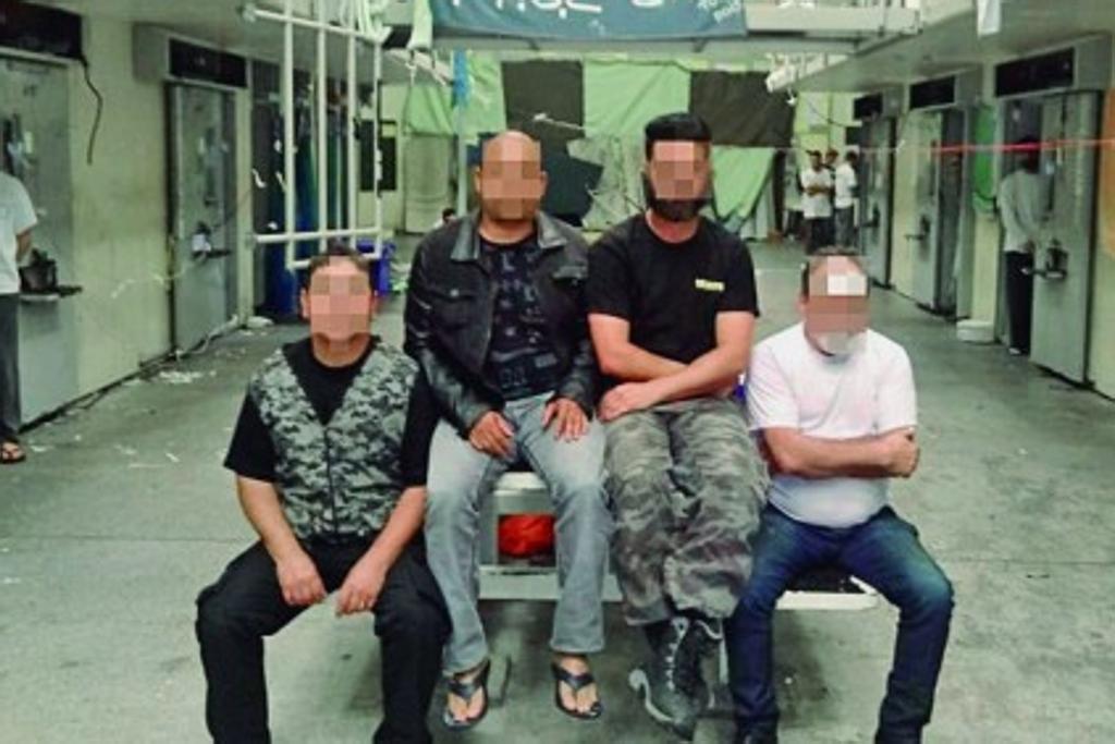 Agentes carcerários que foram mantidos reféns na Casa de Custódia de Curitiba. | Reprodução/