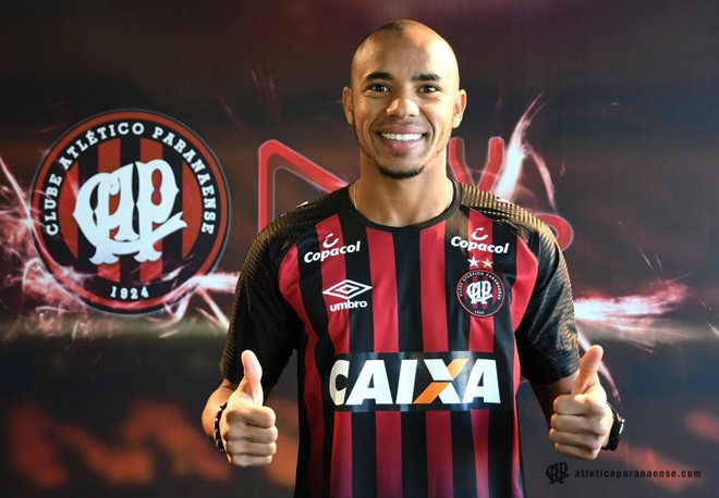 O lateral Reginaldo posou com a camisa do Atlético no site oficial do clube. | Fabio Wosniak
/ Atlético