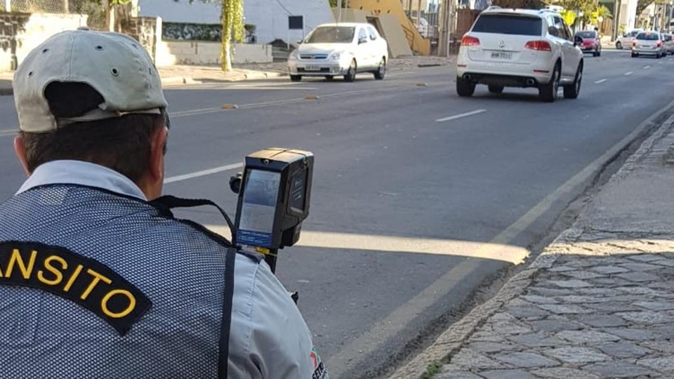 Radar fiscaliza a velocidade dos veículos na Avenida Batel. | Prefeitura de Curitiba/Divulgação