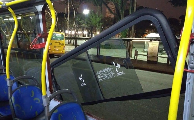 Homem arrebentou três janelas do biarticulado | Colaboração/