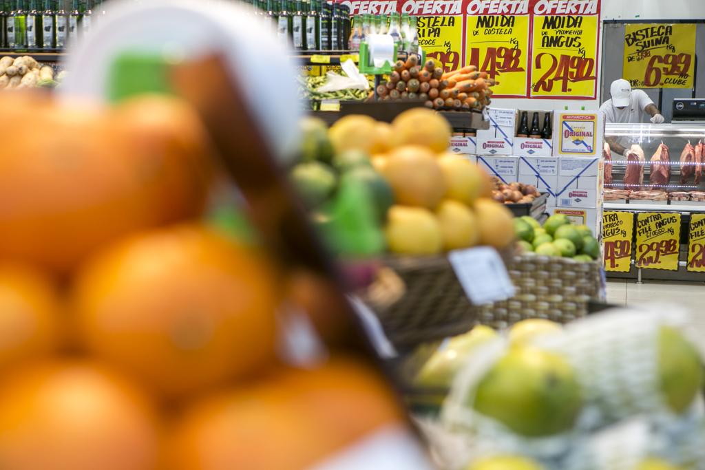 Além de leite e aves, produtos hortifrutigranjeiros puxaram os preços para cima  nos supermercados. | Marcelo Andrade/Gazeta do Povo