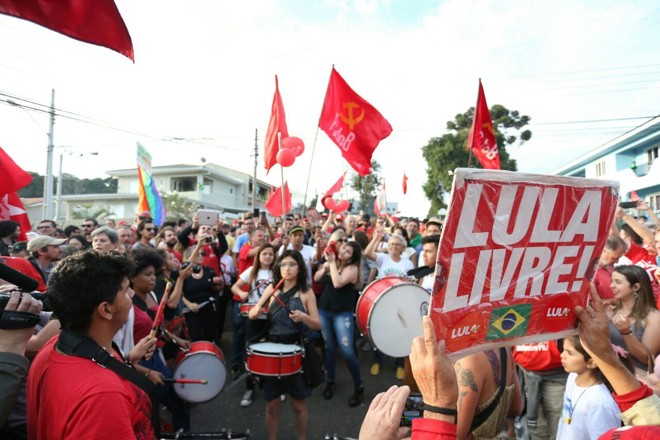 Manifestantes pró-Lula na frente da Superintendência da PF em Curitiba, neste domingo (8). | Albari Rosa/Gazeta do Povo